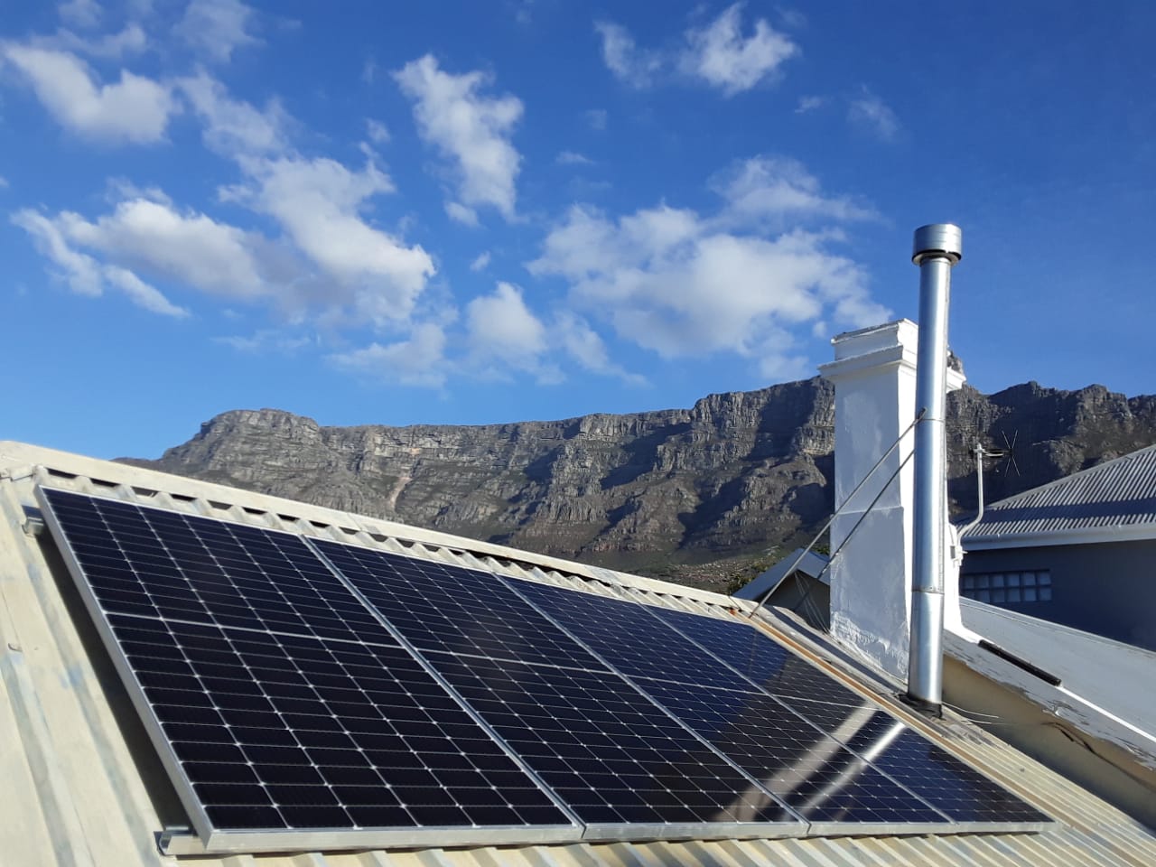 Gridline Power solar panel install on a Cape Town roof with Table Mountain behind